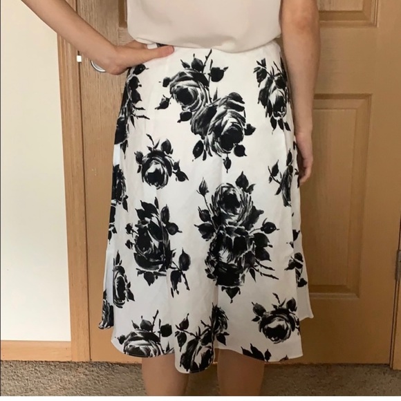 TALBOTS100%LINEN FLORAL MIDI FLARE SKIRT SIDE ZIPPER CREAM AND BLACK SIZE 8 - Picture 4 of 7